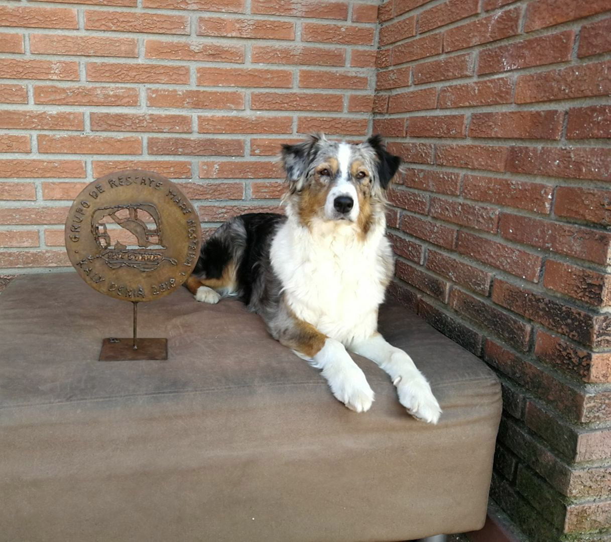 Kaly posando junto a su premio