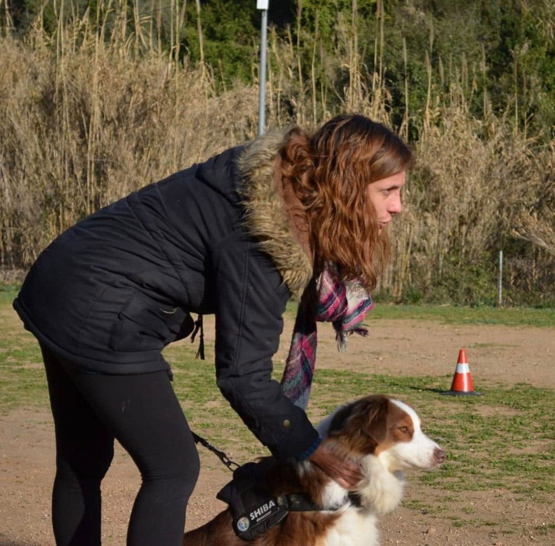 Laura y Shiba preparados para comenzar un ejercicio de detección