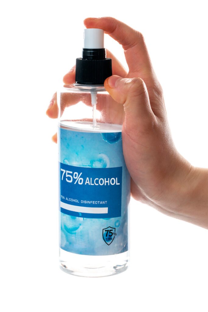 Botella de alcohol en spray, olores que odian los perros