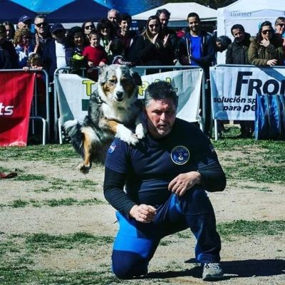 Dani Niza y Kaly demostrando su adiestramiento y educación canina en una exhibición