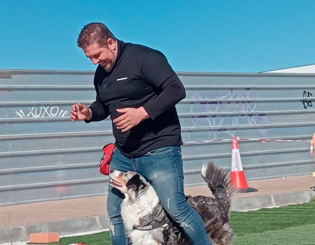 Niza y su perra Kaly en clase de asiestramiento canino